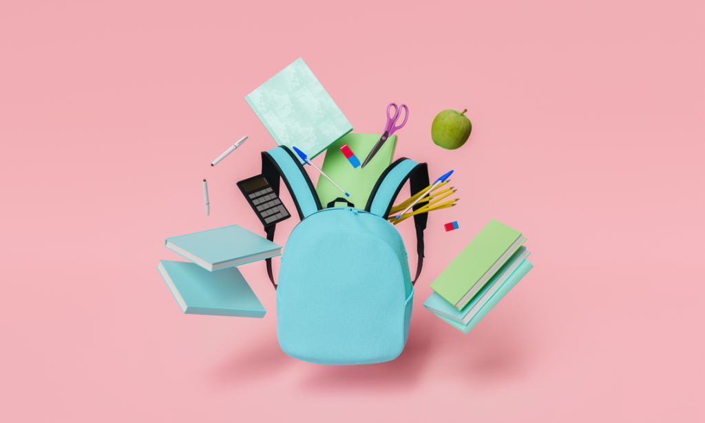 Mochila rodeada com cadernos, livros, tesoura, calculadora, canetas, borracha e maçã.