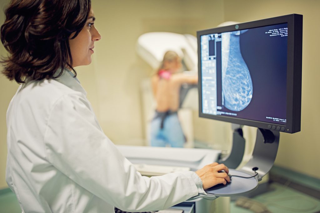 Através do exame de mamografia, o profissional pode verificar lesões que estejam ocultas no tecido mamário.